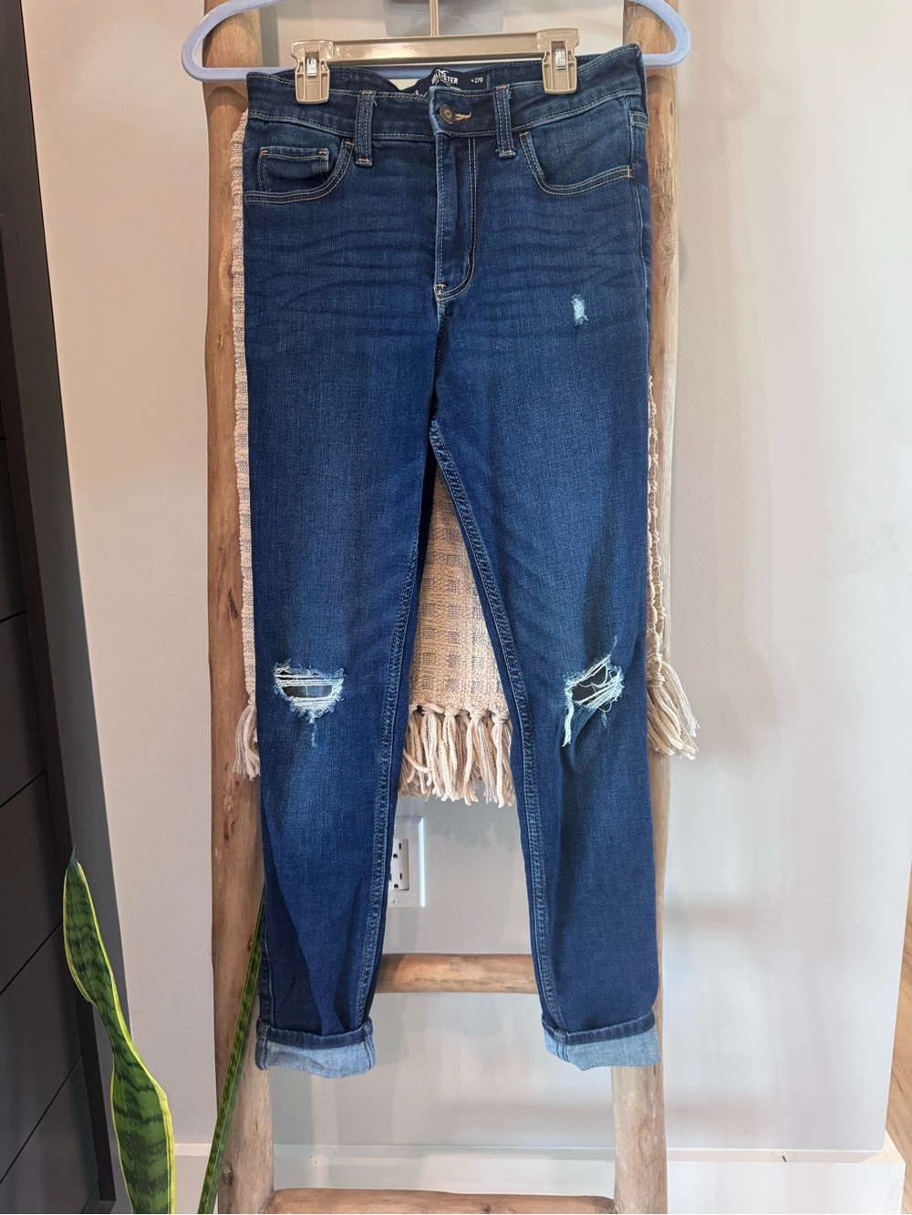 ✨ Hollister High-Waisted Super Skinny Distressed Jeans – Size 4 / 27R ✨